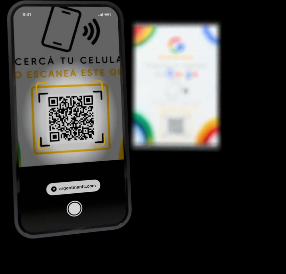 Celular escaneando el QR público del display